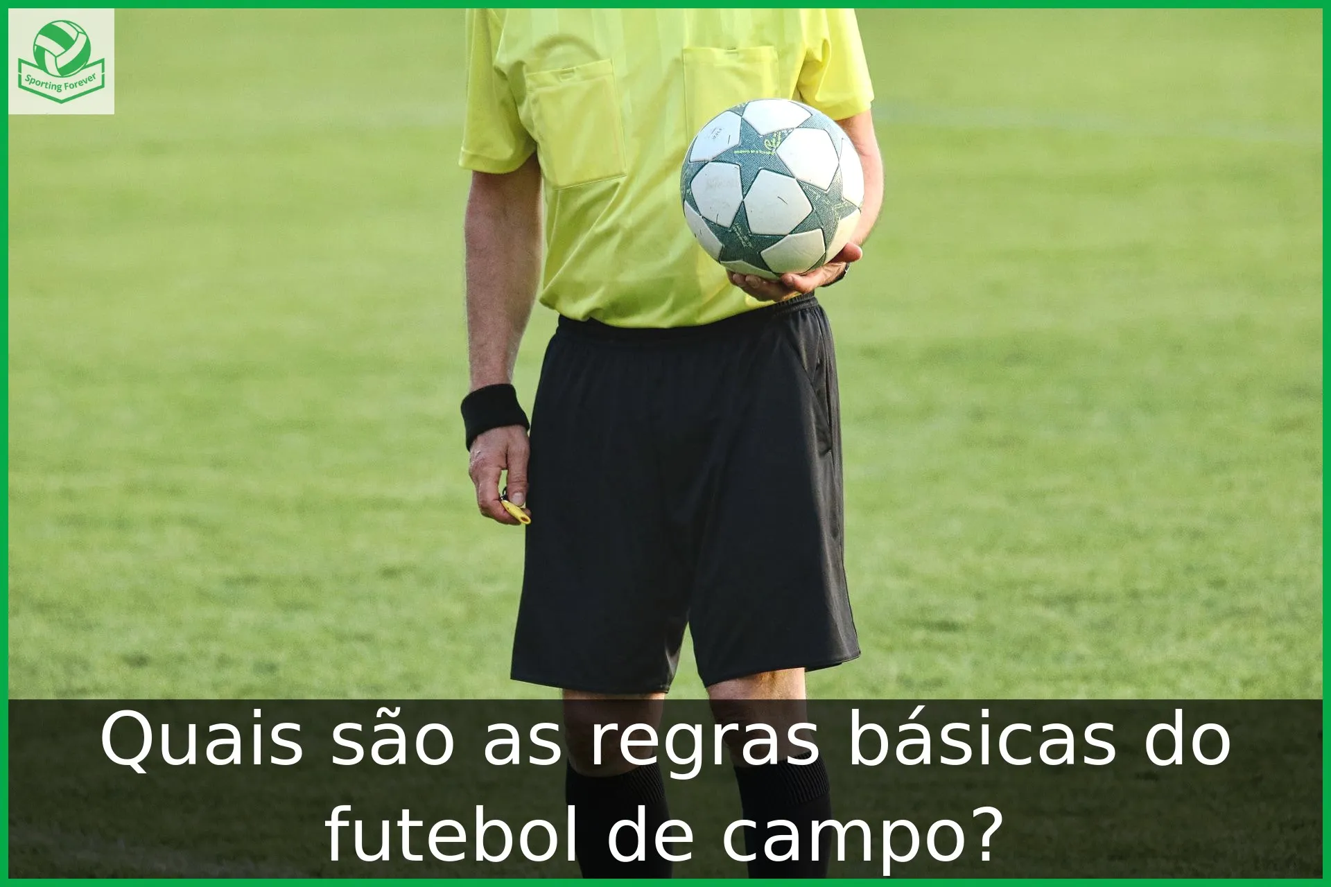 Juiz de futebol com a bola na mão