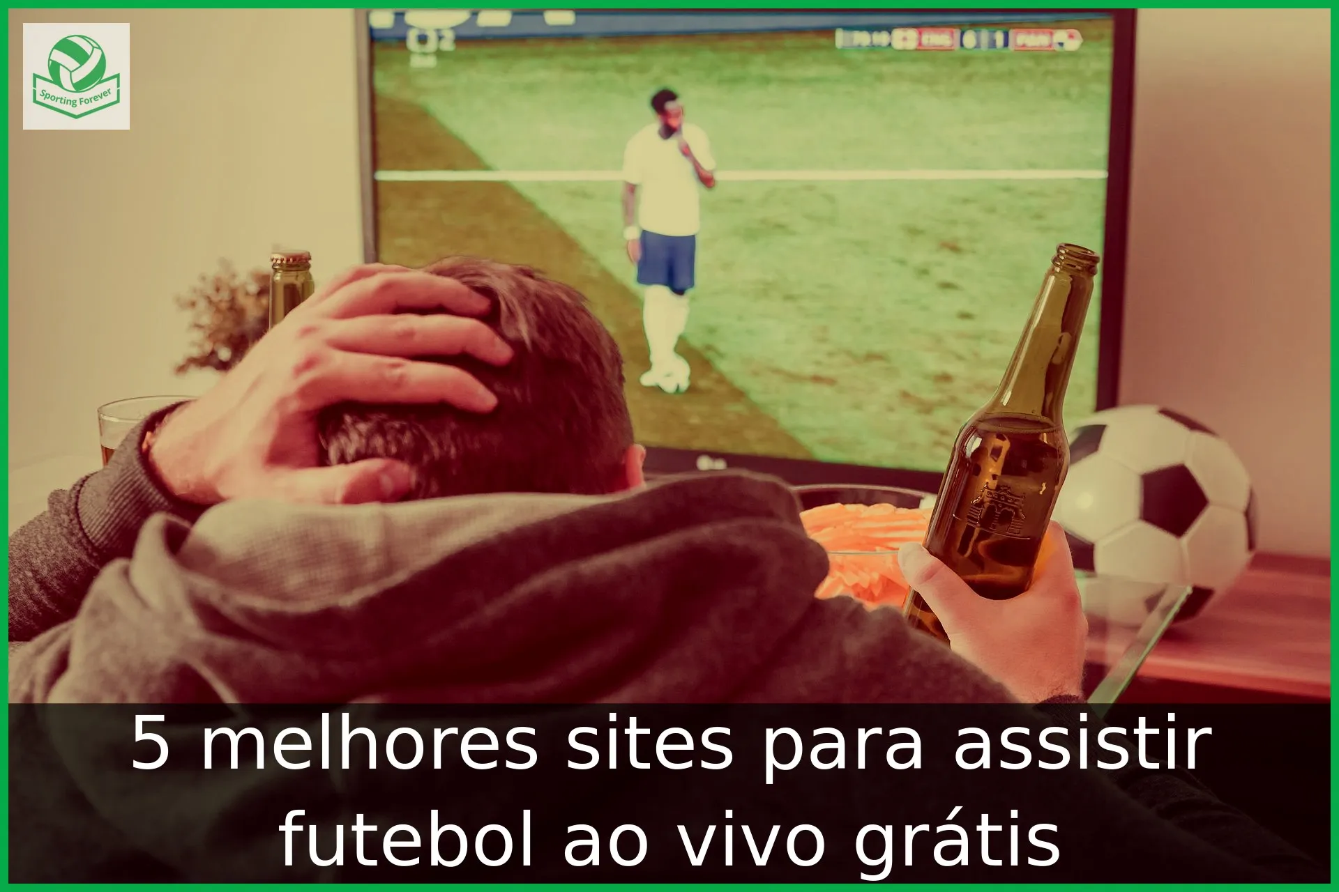 Homeme tomando cerveja e assistindo futebol ao vivo