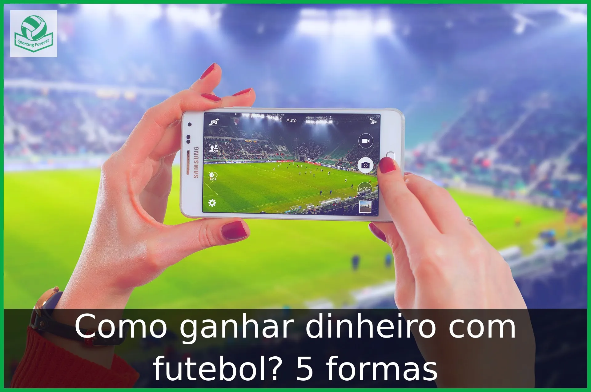 Como ganhar dinheiro com futebol? 5 formas Mulher gravando uma partida de futebol para ganhar dinheiro com futebol