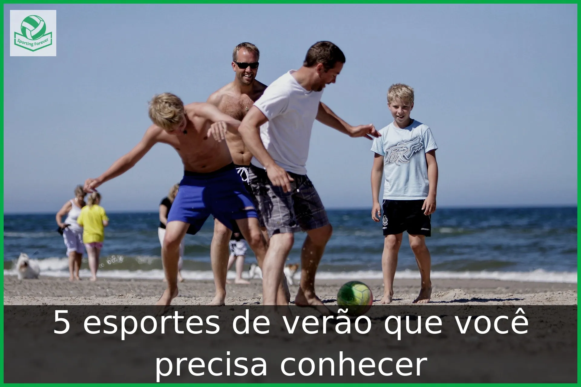 Homens jogando futebol de areia na praia