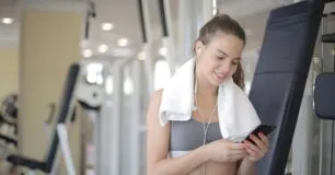 Pode treinar de fone de ouvido? Descubra os riscos e benefícios