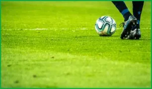 Guia técnico e biomecânico sobre como chutar a bola mais forte