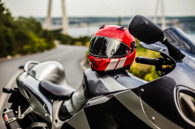 Como combinar segurança e estilo ao escolher um capacete de moto?